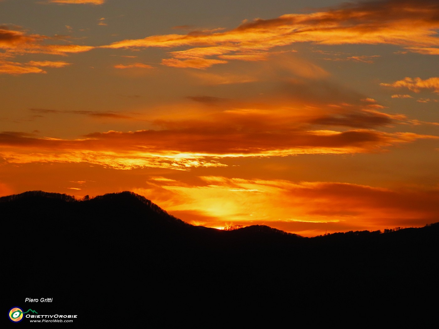 05 Colori del tramonto verso il Monte Zucco.JPG